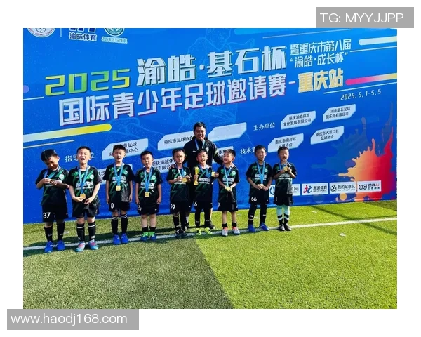 足球巨星亲临赛场见证儿子踢球精彩瞬间感动满满